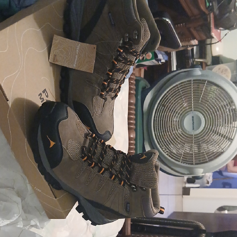 Men's Durable Hiking Boots in Brown and Black
